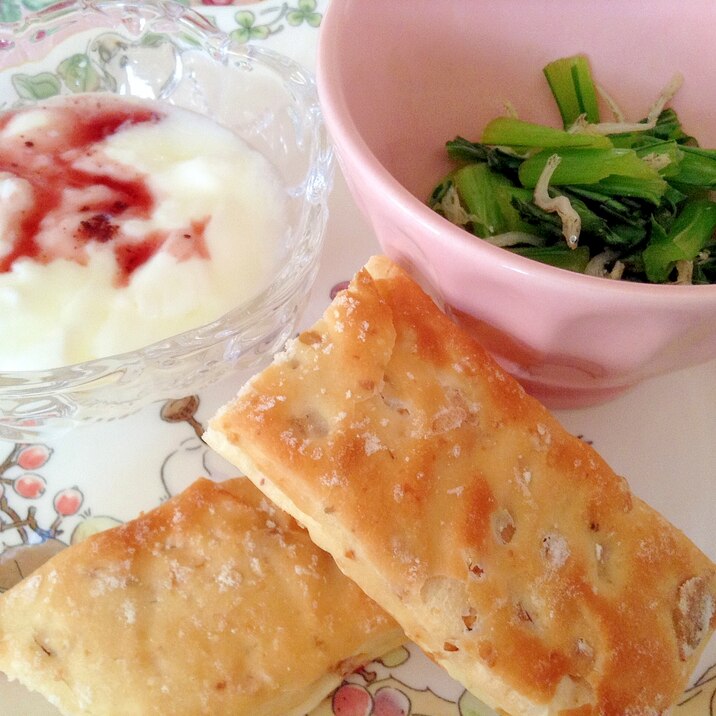 元気に朝食♡小松菜のじゃこ和えとアサイーヨーグルト